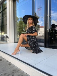 Легка сукня мінi з поясом в горох чорного кольору 32050