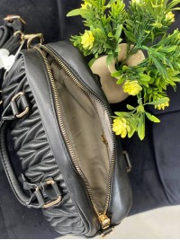 Маленька жіноча сумка із жатої еко-шкіри чорного кольору 32057