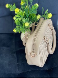 Маленька жіноча сумка із жатої еко-шкіри бежевого кольору 32060