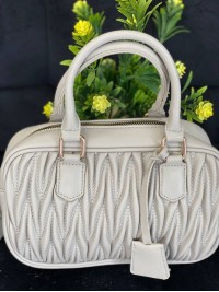 Маленька жіноча сумка із жатої еко-шкіри молочного кольору 32061