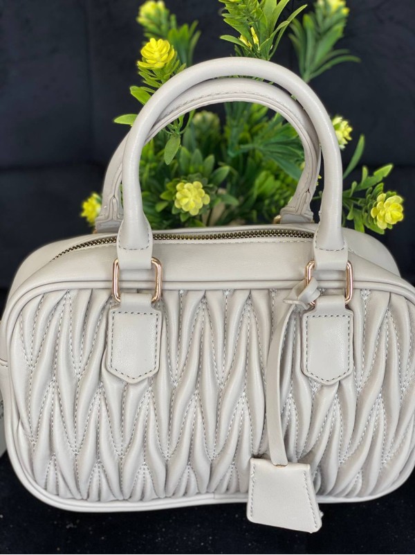 Маленька жіноча сумка із жатої еко-шкіри молочного кольору 32061