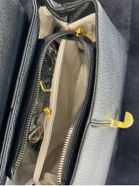 Маленька жіноча сумка з пористої еко-шкіри чорного кольору 32062