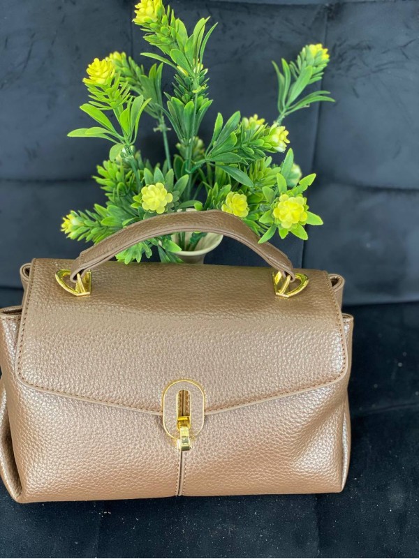 Маленька жіноча сумка з пористої еко-шкіри кавового кольору 32063