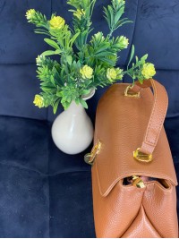 Маленька жіноча сумка з пористої еко-шкіри коричневого кольору 32064