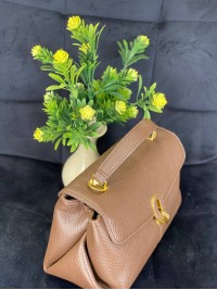 Маленька жіноча сумка з пористої еко-шкіри коричневого кольору 32064