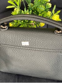 Жіноча сумка-портфель з пористої еко-шкіри чорного кольору 32066