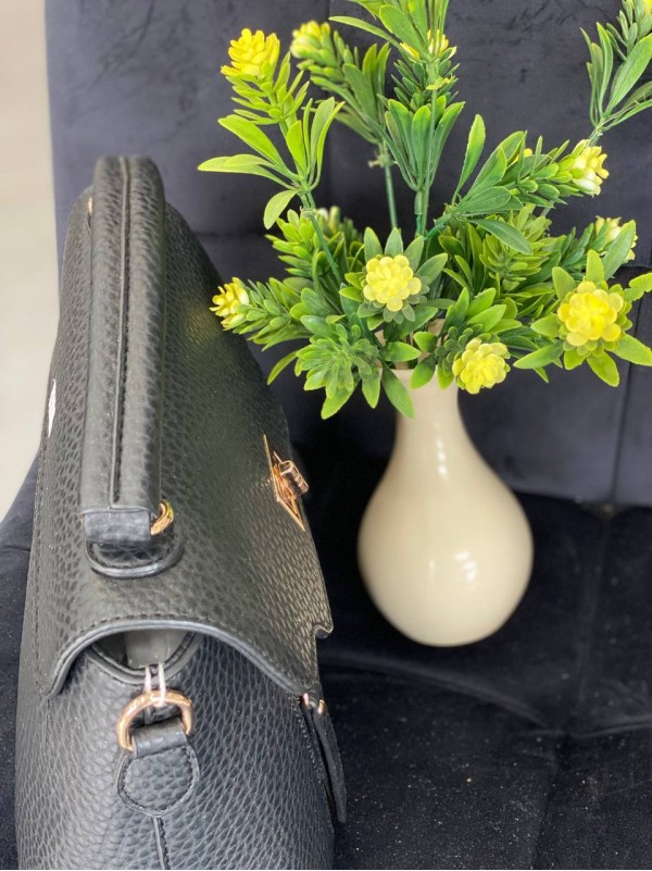 Жіноча сумка-портфель з пористої еко-шкіри чорного кольору 32066