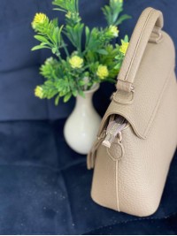 Жіноча сумка-портфель з пористої еко-шкіри бежевого кольору 32069