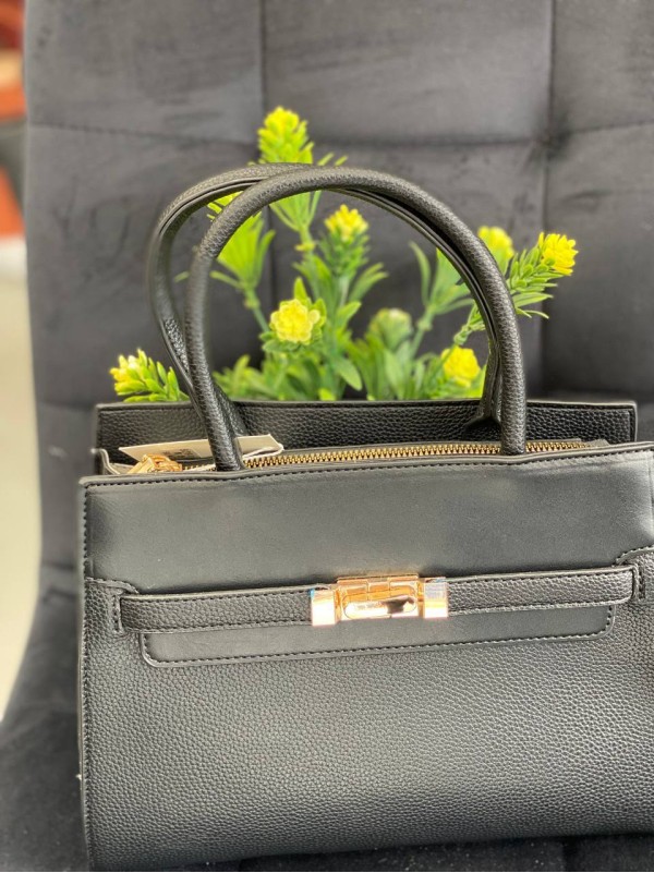 Жіноча дiлова сумка з пористої еко-шкіри чорного кольору 32071