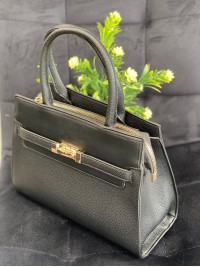 Жіноча дiлова сумка з пористої еко-шкіри чорного кольору 32071