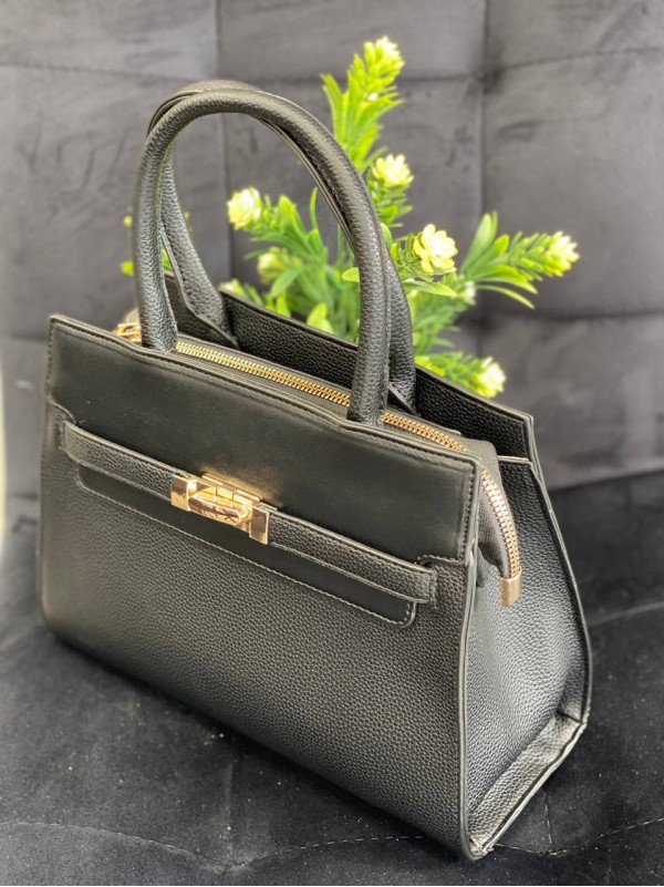 Жіноча дiлова сумка з пористої еко-шкіри чорного кольору 32071