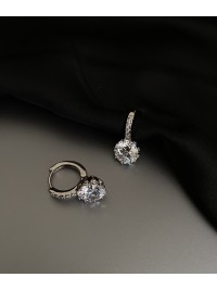 Сережки з великим камінчиком англійський замок срібного кольору 32086