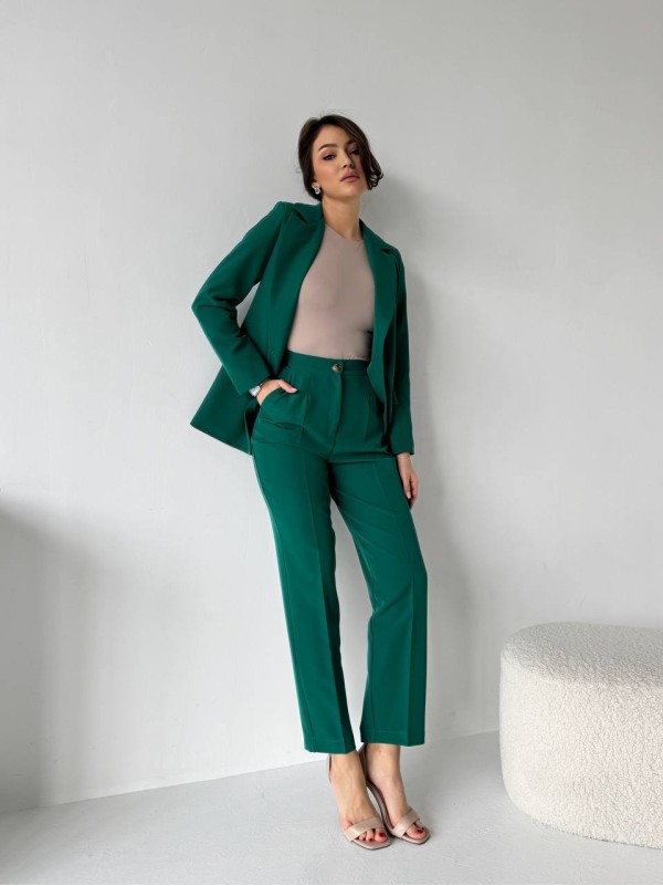 Жіночий класичний костюм зеленого кольору 32112