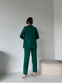 Жіночий класичний костюм зеленого кольору 32112