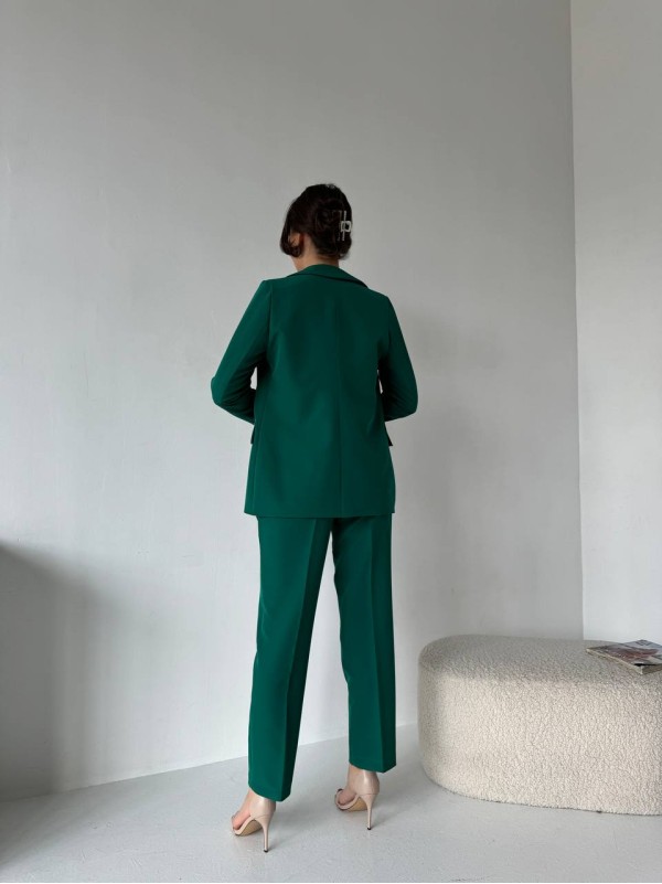 Жіночий класичний костюм зеленого кольору 32112