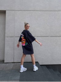 Легка сукня-футболка з малюнком графітового кольору 32123