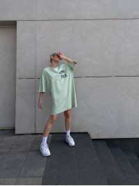 Легка сукня-футболка з малюнком фiсташкового кольору 32124