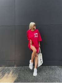 Легка сукня-футболка з малюнком червоного кольору 32125