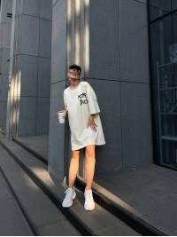 Легка сукня-футболка з малюнком бежевого кольору 32126