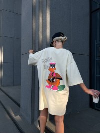 Легка сукня-футболка з малюнком бежевого кольору 32126