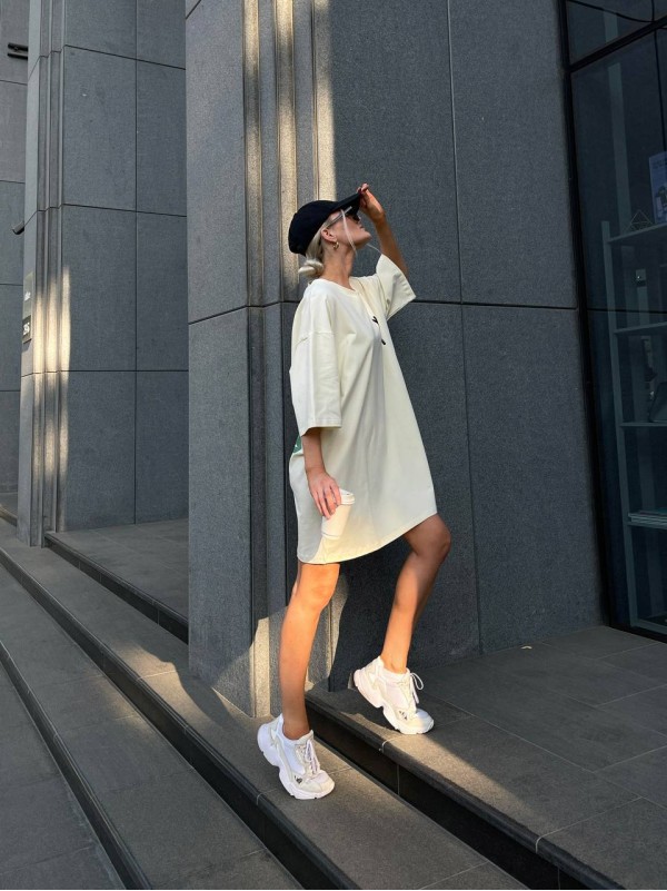 Легка сукня-футболка з малюнком бежевого кольору 32126