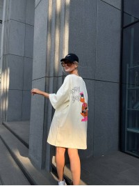 Легка сукня-футболка з малюнком бежевого кольору 32126