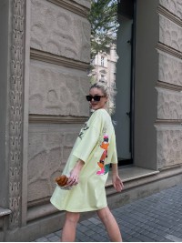 Легка сукня-футболка з малюнком жовтого кольору 32128