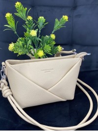 Жіноча сумка з пористої еко-шкіри бежевого кольору 32152