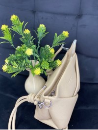 Жіноча сумка з пористої еко-шкіри бежевого кольору 32152