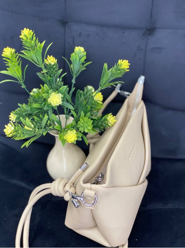 Жіноча сумка з пористої еко-шкіри бежевого кольору 32152