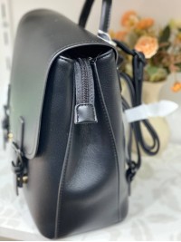 Жіночий брутальний рюкзак із еко-шкіри чорного кольору 32155