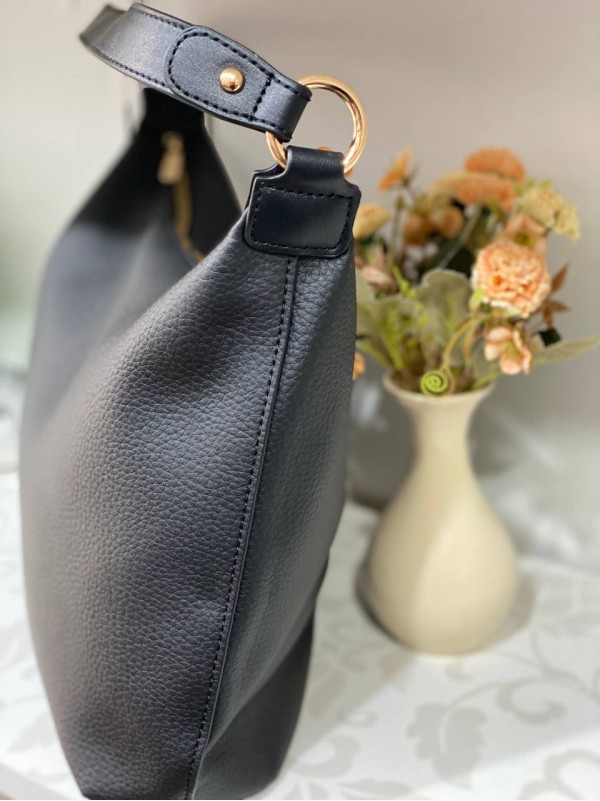 Базова жіноча сумка на плече iз еко-шкіри чорного кольору 32164