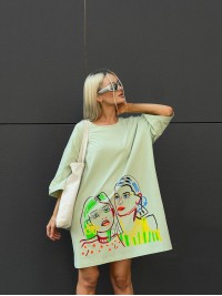 Бавовняна сукня-футболка з малюнком фiсташкового кольору 32214