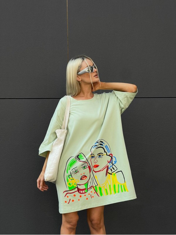 Бавовняна сукня-футболка з малюнком фiсташкового кольору 32214