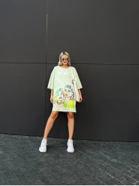 Бавовняна сукня-футболка з малюнком фiсташкового кольору 32214
