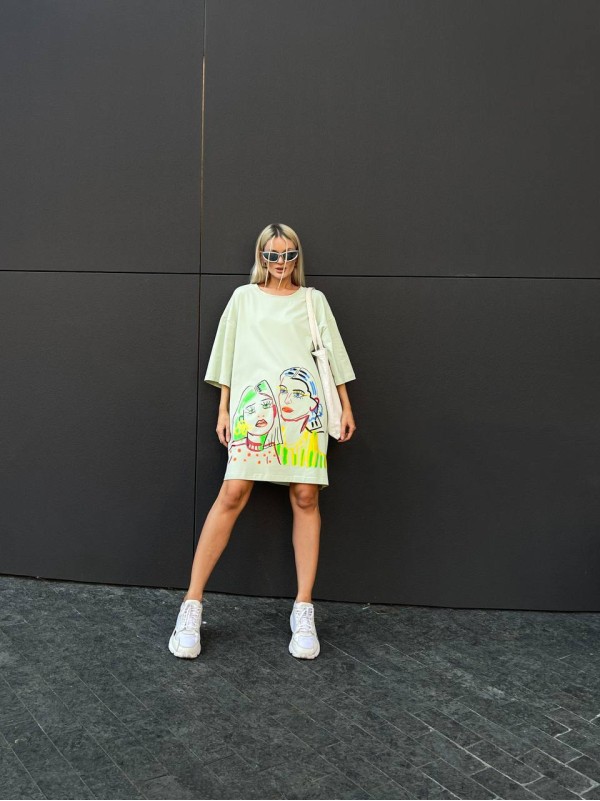 Бавовняна сукня-футболка з малюнком фiсташкового кольору 32214