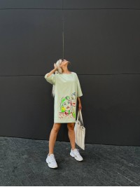 Бавовняна сукня-футболка з малюнком фiсташкового кольору 32214