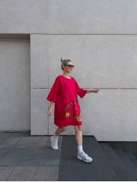 Бавовняна сукня-футболка з малюнком червоного кольору 32215