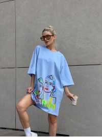 Бавовняна сукня-футболка з малюнком блакитного кольору 32217