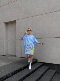 Бавовняна сукня-футболка з малюнком блакитного кольору 32217