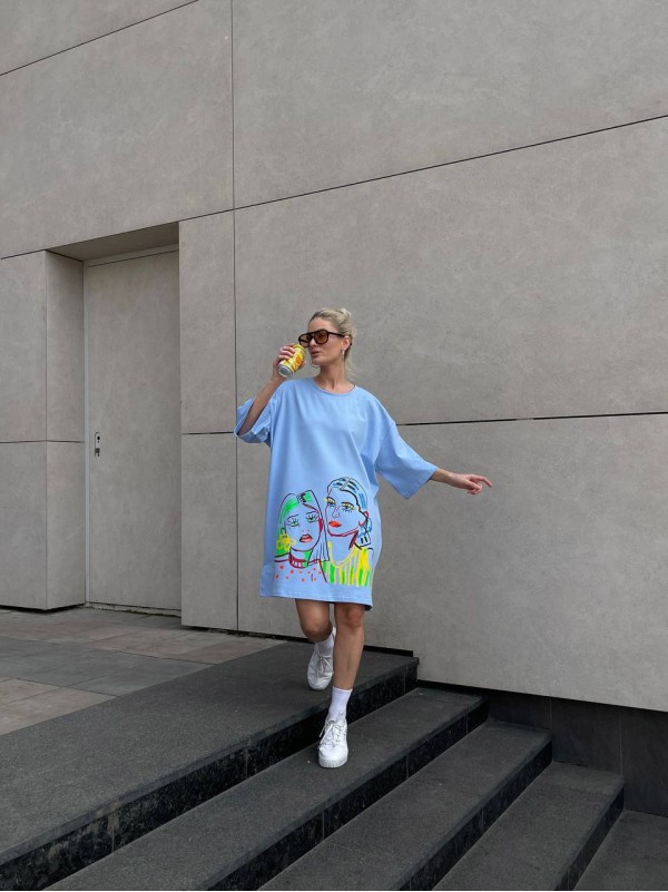 Бавовняна сукня-футболка з малюнком блакитного кольору 32217