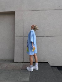 Бавовняна сукня-футболка з малюнком блакитного кольору 32217