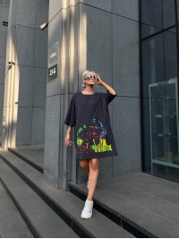 Бавовняна сукня-футболка з малюнком графiтового кольору 32218