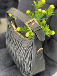 Жіноча сумка-багет із жатої еко-шкіри чорного кольору 32250