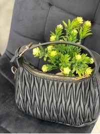 Жіноча сумка-багет із жатої еко-шкіри чорного кольору 32250