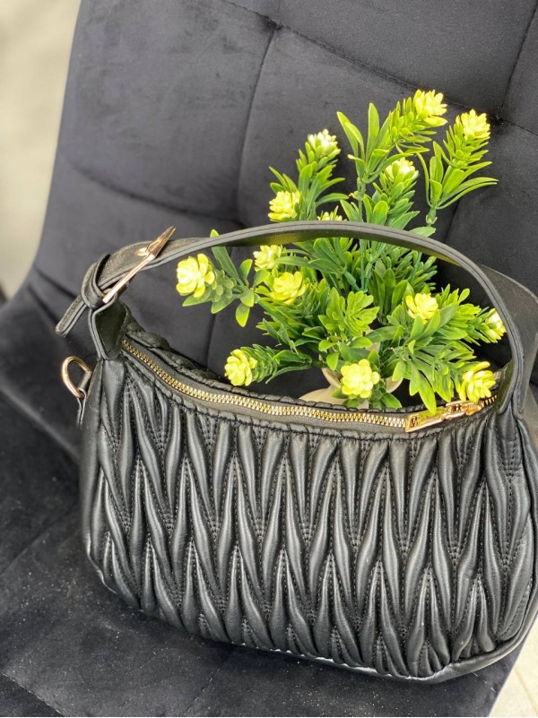 Жіноча сумка-багет із жатої еко-шкіри чорного кольору 32250