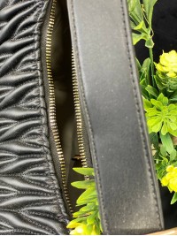 Жіноча сумка-багет із жатої еко-шкіри чорного кольору 32250