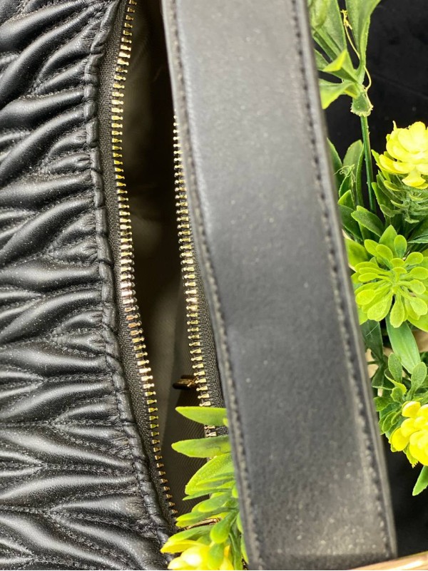 Жіноча сумка-багет із жатої еко-шкіри чорного кольору 32250