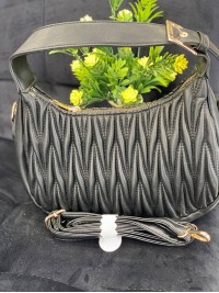 Жіноча сумка-багет із жатої еко-шкіри чорного кольору 32250