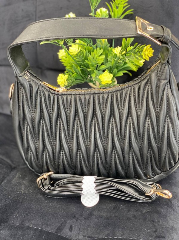 Жіноча сумка-багет із жатої еко-шкіри чорного кольору 32250